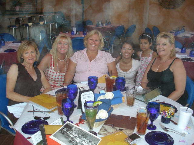 Girls doing Brunch - left to right
Karen Lindhoff, Jeannine Mansur, Karen Nielson, Brenda Smith w/daughter and Robin Dense.